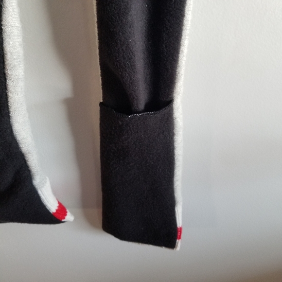 Pool Loop Wool Blend Scarf With Built In Mittens - Picture 7 of 9